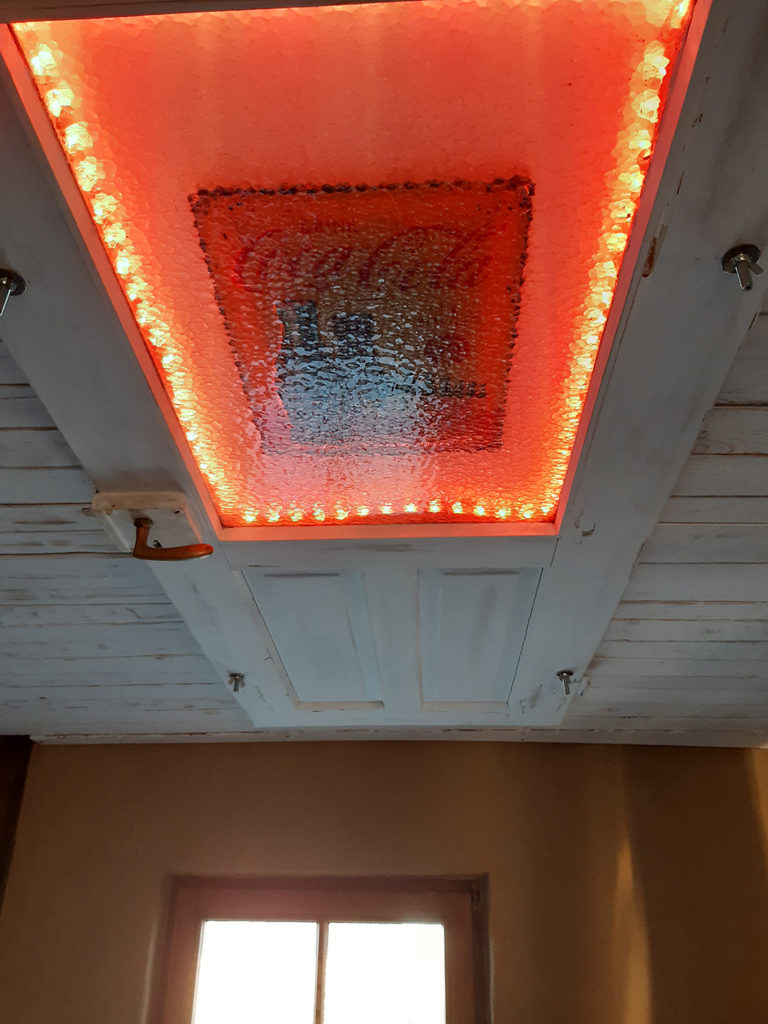 Deckenlampe im Flur aus alter Tür