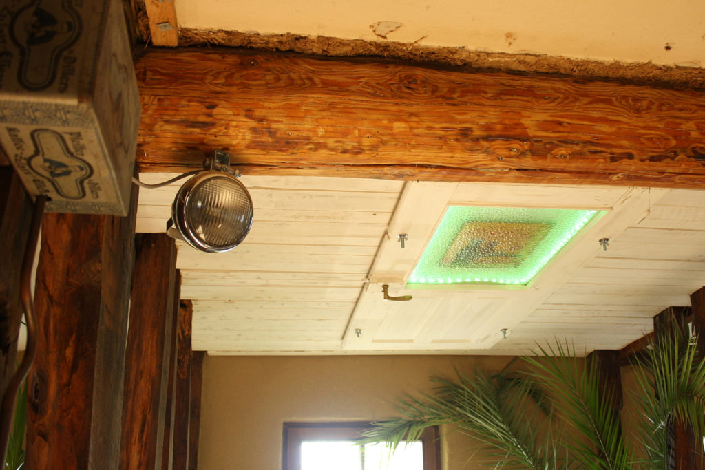 Beleuchtung im Flur aus alter Tür